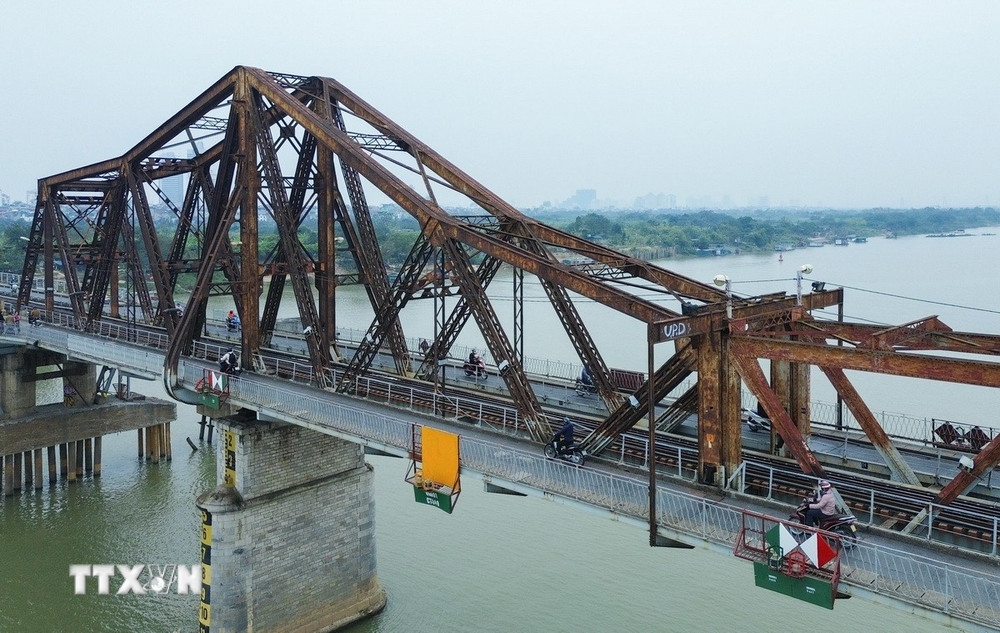 Vietnam halts trains on Long Bien Bridge after structural failure